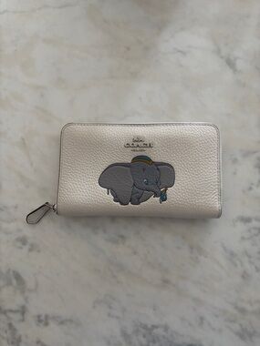 DISNEY X COACH MEDIUM ZIP AROUND WALLET WITH DUMBO 
SV/CHALK